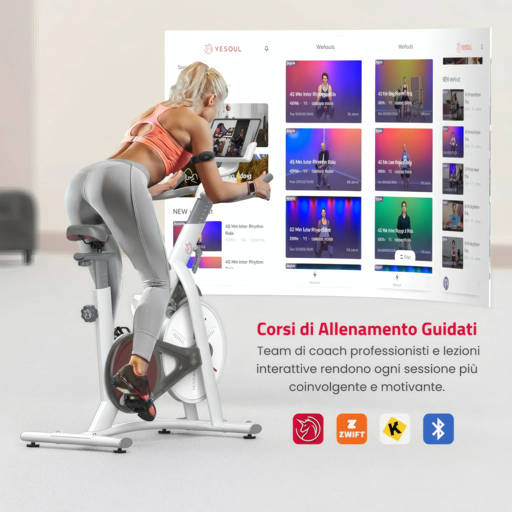 Donna che si allena su bike indoor Yesoul S3 davanti a una schermata con corsi di allenamento guidati e lezioni interattive visualizzate sul display.