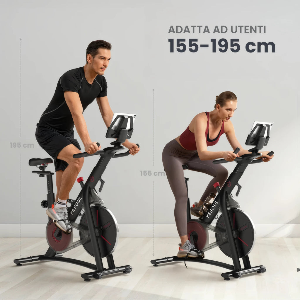Uomo e donna che si allenano su bike indoor Yesoul S3, con indicazione grafica dell’adattabilità a utenti con altezza compresa tra 155 e 195 cm